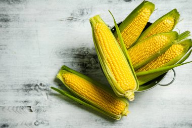 Masadaki taze mısır..