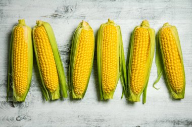Masadaki taze mısır..