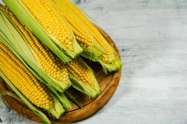 Masadaki taze mısır..