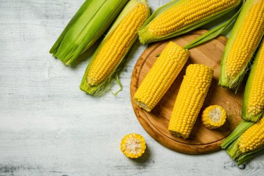 Masadaki taze mısır..