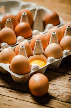 Tahta masadaki tavuk yumurtaları..