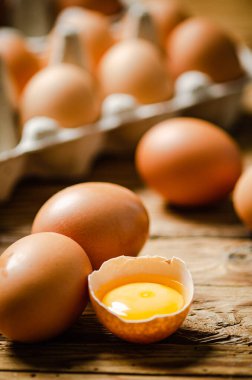 Tahta masadaki tavuk yumurtaları..