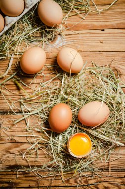 Tahta masadaki tavuk yumurtaları..