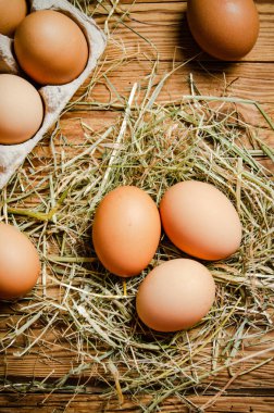 Tahta masadaki tavuk yumurtaları..