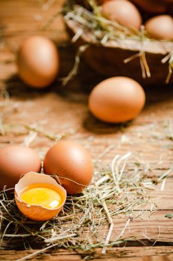 Tahta bir masada tabakta tavuk yumurtası..
