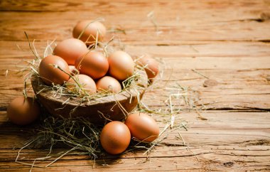 Tahta bir masada tabakta tavuk yumurtası..