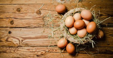 Tahta bir masada tabakta tavuk yumurtası..