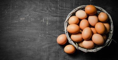 Taze tavuk yumurtaları sepette.