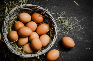 Taze tavuk yumurtaları sepette.
