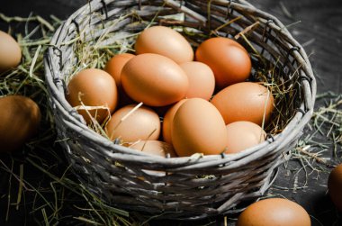 Taze tavuk yumurtaları sepette.