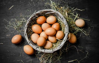 Taze tavuk yumurtaları sepette.