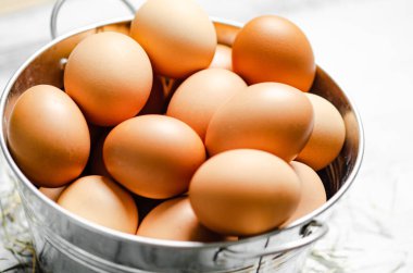 Kovada taze tavuk yumurtası..