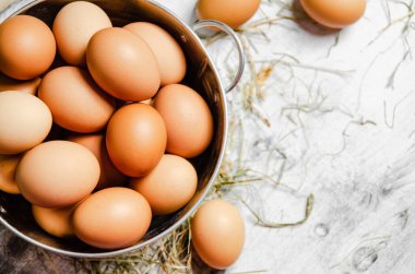 Kovada taze tavuk yumurtası..