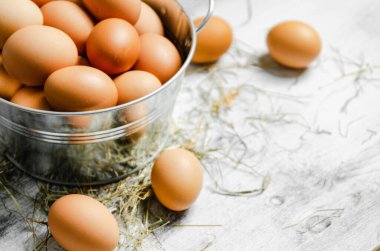 Kovada taze tavuk yumurtası..