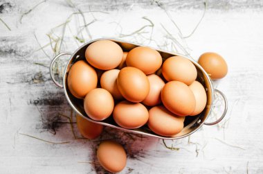 Kovada taze tavuk yumurtası..