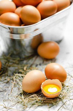 Kovada taze tavuk yumurtası..