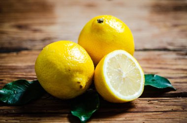 Taze limon. Tahta bir masada..