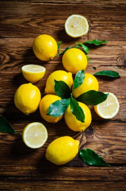 Taze limon. Tahta bir masada..