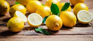Taze limon. Tahta bir masada..