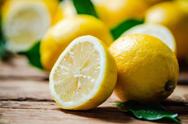 Taze limon. Tahta bir masada..