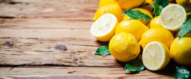 Taze limon. Tahta bir masada..