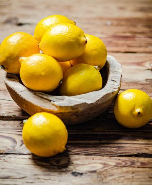 Taze limon. Tahta bir masada..