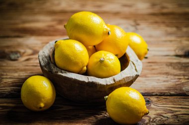 Taze limon. Tahta bir masada..