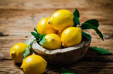 Taze limon. Tahta bir masada..