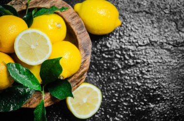 Taze limon. Siyah bir masada..