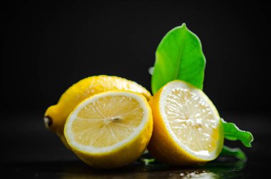 Taze limon. Siyah bir masada..