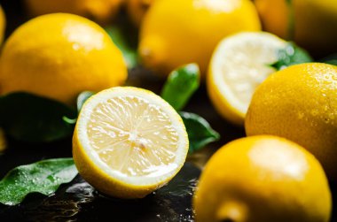 Taze limon. Siyah bir masada..