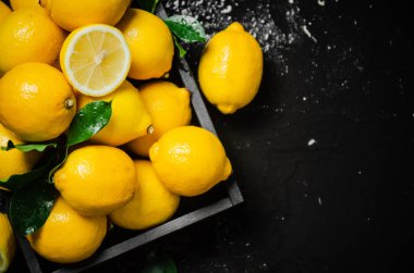 Taze limon. Siyah bir masada..