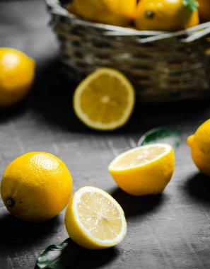 Taze limon. Siyah bir masada..