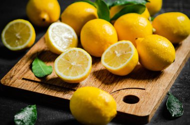 Taze limon. Kesme tahtasında..