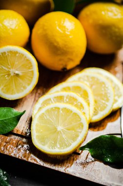 Taze limon. Kesme tahtasında..