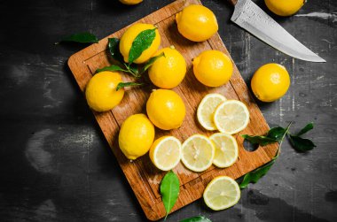 Taze limon. Kesme tahtasında..