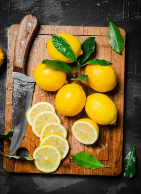 Taze limon. Kesme tahtasında..