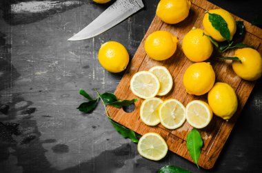 Taze limon. Kesme tahtasında..