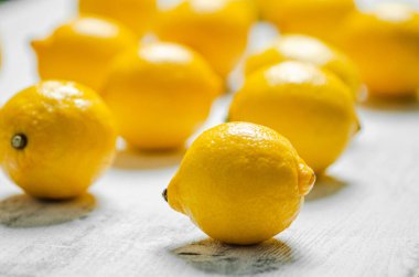 Taze limon. Işık masasında..