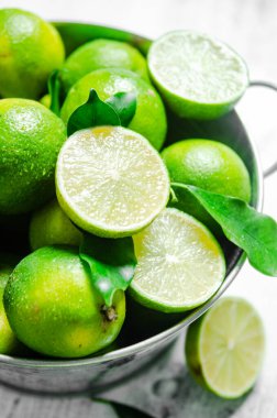 Taze limon. Beyaz bir masada..