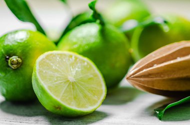 Taze limon. Beyaz bir masada..