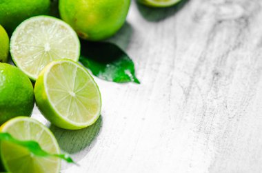 Taze limon. Beyaz bir masada..