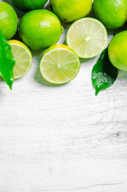 Taze limon. Beyaz bir masada..