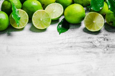 Taze limon. Beyaz bir masada..