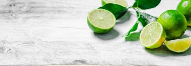 Taze limon. Beyaz bir masada..