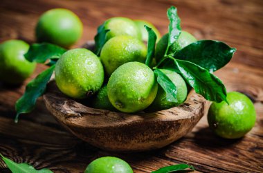 Taze limon. Tahta bir masada..