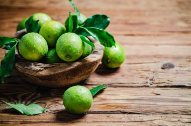 Taze limon. Tahta bir masada..