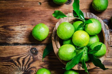Taze limon. Tahta bir masada..