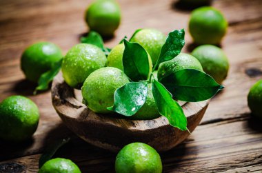 Taze limon. Tahta bir masada..