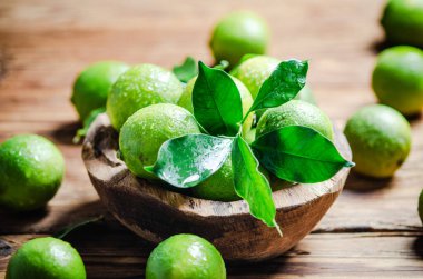 Taze limon. Tahta bir masada..